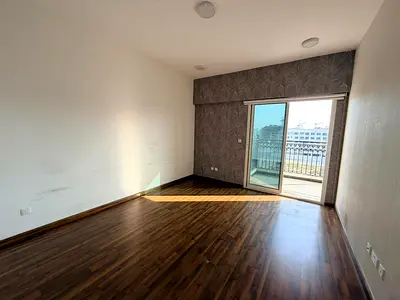 شقة واسعة بغرفة نوم واحدة وصالة في وارسان 4، بدأ الحجز