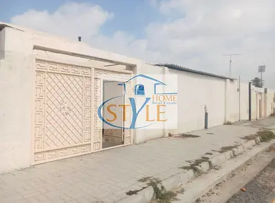 للبيع بيت في القاسمية ضاحية الحيرة بمساحة 6400 قدم مكون من ثمان غرف واربع حمامات وثلاث مطابخ للبيع بيت في القاسمية ضاحية الحيرة