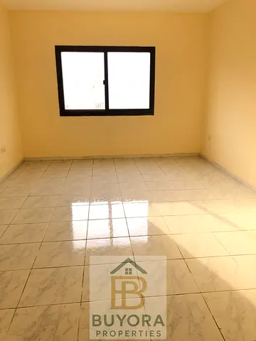 شقة واسعة مكيفة مركزياً، غرفة نوم واحدة وصالة، مع موقف سيارة - منطقة منخول ريفا - بالقرب من مبنى سوق الذهب الجديد، بسعر 45-48 ألف روبية للعائلات فقط