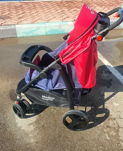 Red Medeor Hospital lightweight stroller — used, good condition عربة اطفال حديثي الولادة