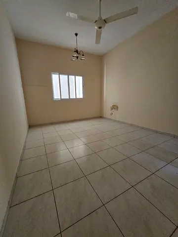 غرفتين وصالة واسعة بالرولة، مبنى عائلات، بدون رسوم إدارية، وسعر مميز مع تسهيلات في السداد.