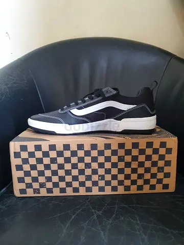 Black low-top unisex sneakers — vans