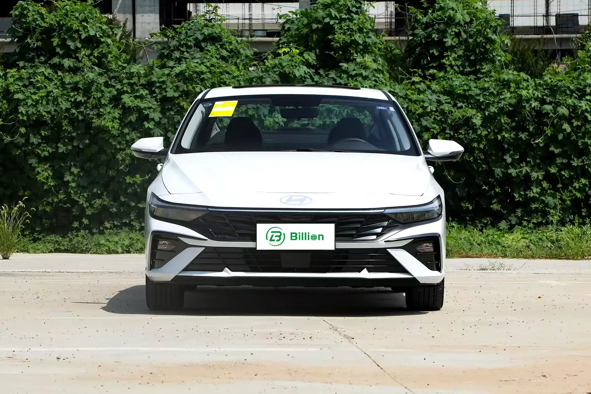 Hyundai Elantra 2025 — photo 1 of 7