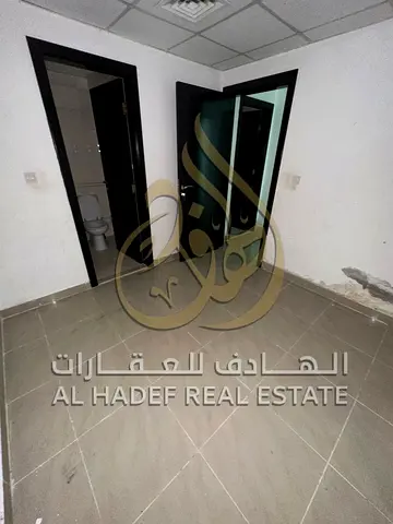 للإيجار في منطقة الممزر التعاون بالشارقة شقة واسعة مكوّنة من 3 غرف وصالة مع إطلالة مباشرة ومميزة على دبي، تشمل غرفتين بلكونة وغرفة خادمة و4 حمامات، دا