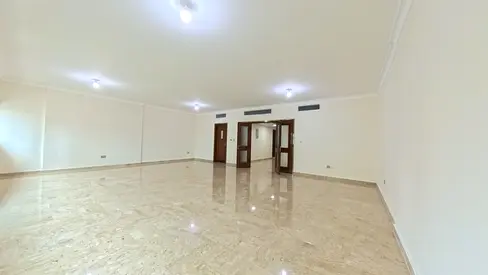 شقة واسعة للإيجار – 3 غرف نوم – موقع مميز في شارع حمدان – عائلات فقط – بدون عمولة