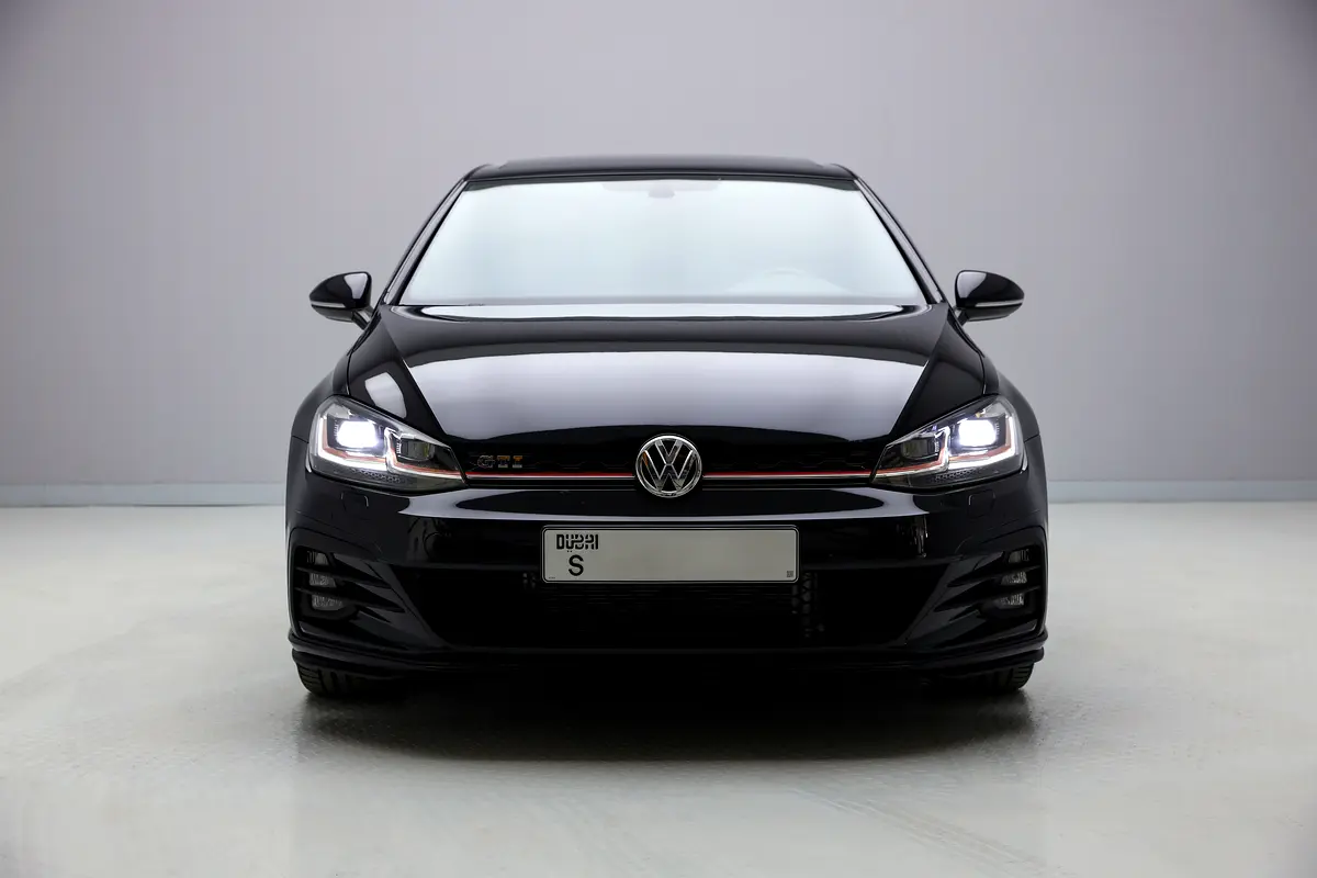 Volkswagen Golf 2018 — photo 1 of 20