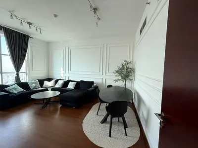 فرصة استثمارية مميزة لا تعوض! شقة غرفتين نوم بتصميم عملي ومساحة واسعة تبلغ 1196 قدم مربع، مع إطلالة مفتوحة مباشرة على الشارقة تمنحك إحساسًا بالاتساع و