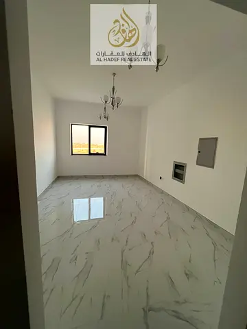 الايجارسنوي في عجمان منطقة العامرة البنايه جديد اول سكن عائلات فقط  شقه غرفه وصاله مع بلكونه  تكيف مركزي 2 حمام الغرف ماستر مطبخ منفصل  مع امن وحراسه