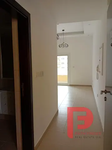 ستوديو مشرق وواسع للإيجار | موقع مميز | جاهز للسكن