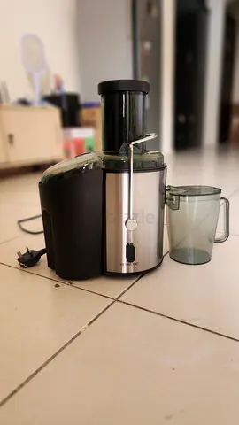 My stainless-steel centrifugal juicer with pitcher — working condition