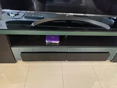 طاولة مرتفعة للتلفزيون مصنوعة من الزجاج السميك