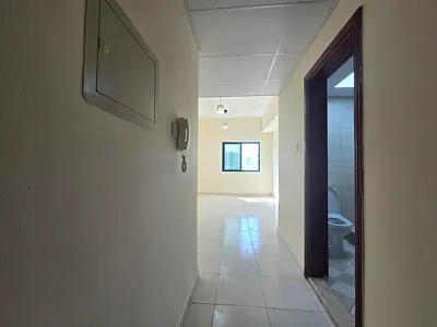 استديو _ ايجار سنوي _الراشديه 2   عجمان _ تكيفات مركزي _ صيانه علي المالك _