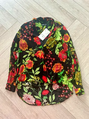 New shirt woman from Zara. Size: S/M.