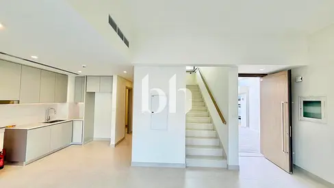 Single Row | Corner Kitchen | Close to Entrance