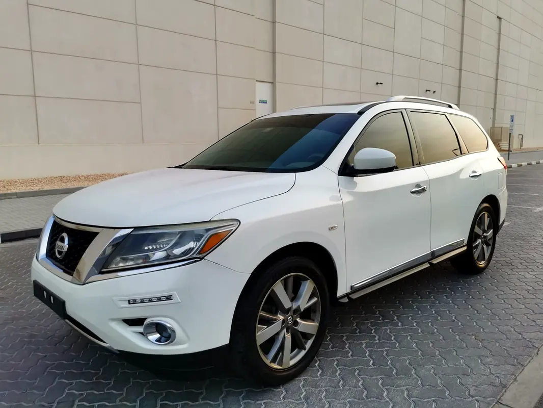 Nissan Pathfinder 2015 — photo 1 of 20