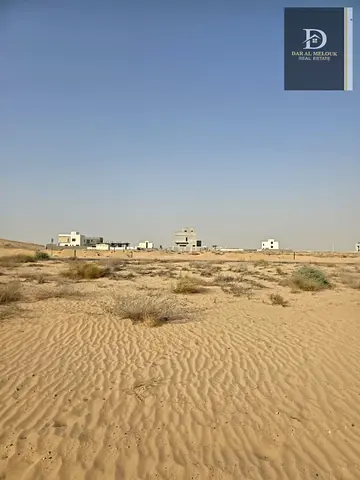 للبيع ارض سكني بالشارقة / الحوشي  مساحة 5100 قدم تصريح بناء فيلا سكني استثماري ارضي + 2  موقع مميز