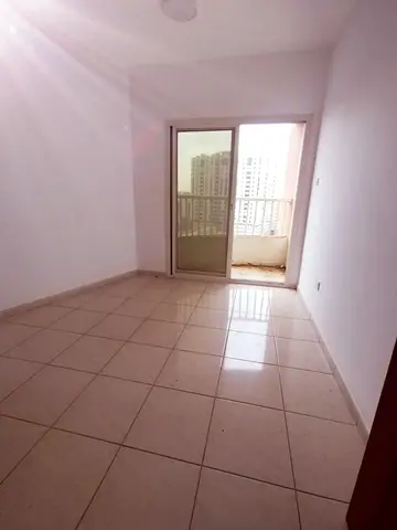 🌊 فرصة مميزة للسكن بإطلالة بحرية رائعة! 🌊  غرفة وصالة للإيجار في منطقة الرولة ✨ إطلالة مباشرة على البحر