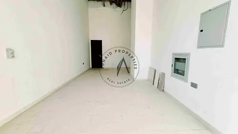 Brand new shop available with bathroom ready to move