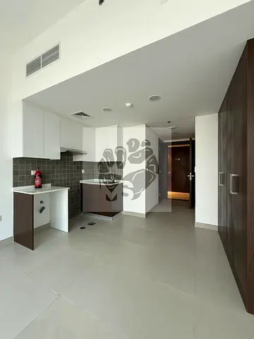 استوديو رائع للإيجار في أجمل مكان. مجمع سكني جديد على شاطئ الشارقة