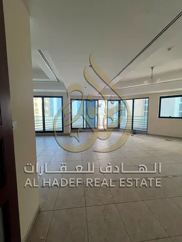 شقة فاخرة 3 غرف وصالة بإطلالة بحرية مباشرة للإيجار في المجاز 1 مع تراس كبير داخل الشقة ومرافق مميزة وموقع قريب من الخدمات