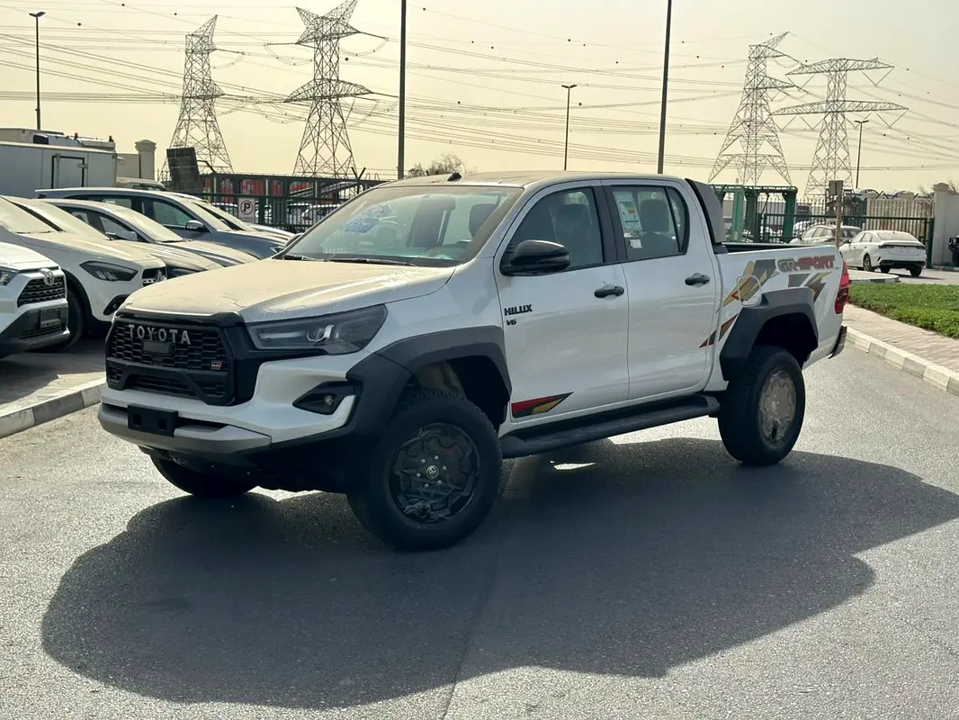 Toyota Hilux 2025 — photo 1 of 17