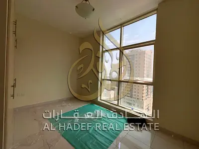 متاح للإيجار شقة مميزة في منطقة التعاون بالشارقة، إحدى أكثر المناطق الحيوية والمطلوبة لقربها من دبي والكورنيش، مما يجعلها خيارًا مثاليًا للعائلات البا