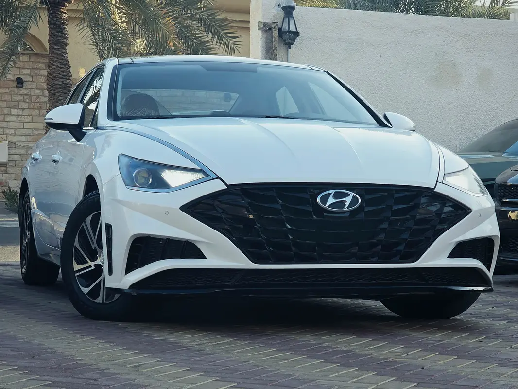 Hyundai Sonata 2023 — photo 1 of 10