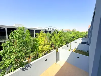 3 bedroom villa corner unit /// 135k 6 cheques/// ready to move////