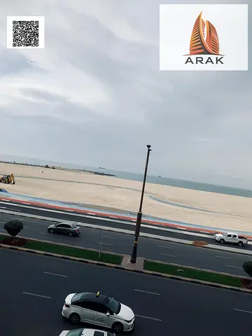 🌊 إطلالة بحر مباشرة – غرفتين وصالة في بناية الكورنيش بسعر لقطة 🌊