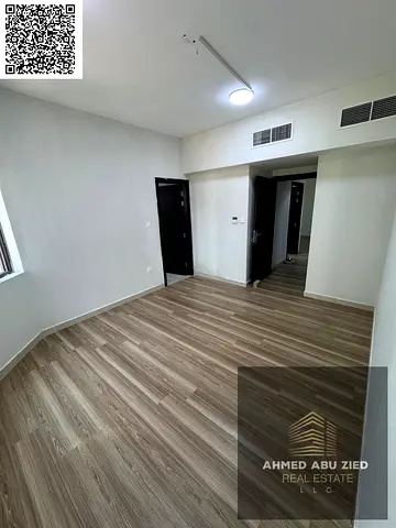 شقة 2 غرف وصالة للإيجار السنوي بالجرف 3، ماستر، بلكون، مطبخ مجهز، 2 حمام، تكييف مركزي، باركينج، دفعات مرنة.