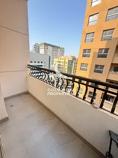 Fully Renovated Building-Family Building || with Blaocny