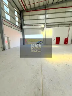 Suitable for storage and various industrial and commercial activities, a large warehouse with ample
