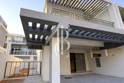 Charming Middle-Corner Townhouse | Camelia Rental