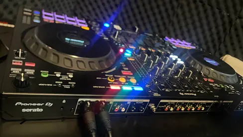 Pioneer FLX 10, UDG XXL Plus Flight Case Black Series, Gator Frameworks DJ Table, Decksaver