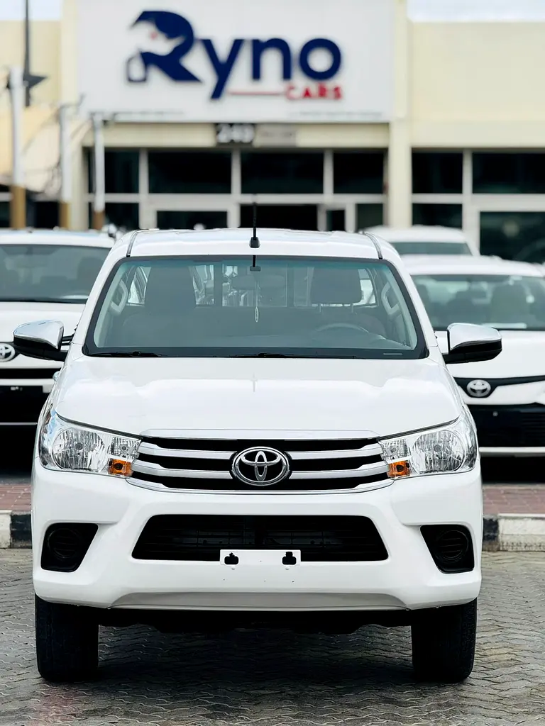 Toyota Hilux 2021 — photo 1 of 10