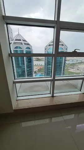 شقة 3 ماستر وصالة غرفة خدامة 5 حمام جيم ومسبح وبركنيج مجانا تشطيب ممتاز وصيانة على المالك