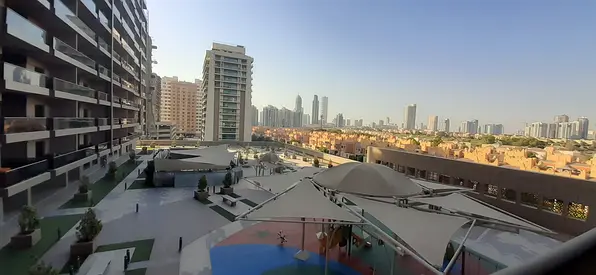 شقة استوديو شاغرة للإيجار في مجمع إيليت 10 السكني بمدينة دبي الرياضية، موقع مميز، الإيجار 48 ألف جنيه إسترليني