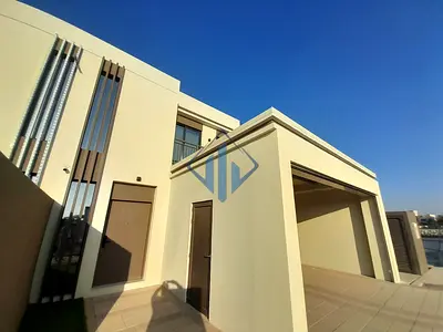 Post handover PP | Corner Unit | 1 minute to beach