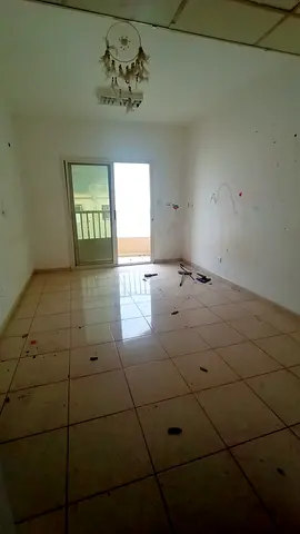 هل تبحث عن الراحة والموقع المثالي؟ الآن فرصتك للسكن في واحدة من أفضل مناطق الرولة!  🏡 غرفة وصالة بمساحة ممتازة 🌊 إطلالة ساحرة على البحر 📍