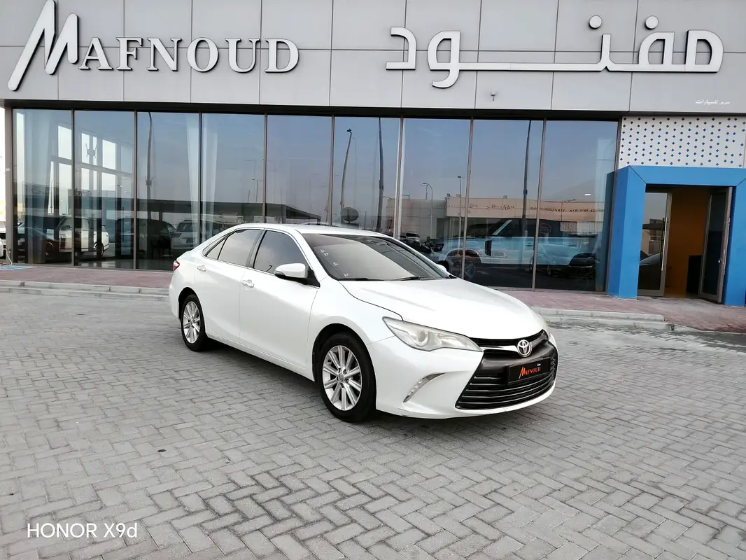 Toyota Camry 2017 — photo 1 of 18