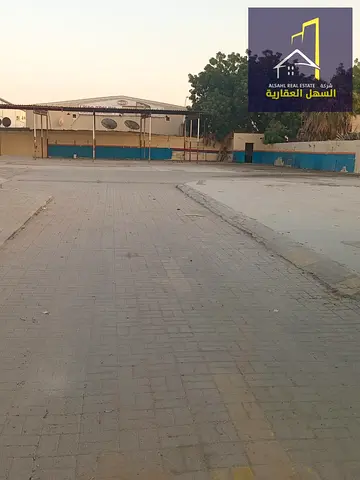 شبرة مسوّرة تقع بالقرب من شارع الوحدة وشارع الملك فيصل، تضم مكاتب وغرفاً