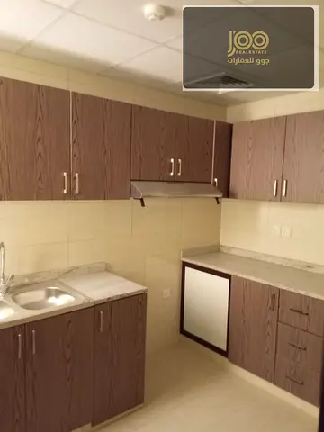 شقة غرفتين وصالة أول ساكن للإيجار في الروضة 3 عجمان، قريبة من الشارع الرئيسي وسهلة الوصول لدبي والشارقة، موقع مميز بسعر مناسب