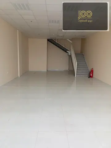 محل 1800 قدم بالصناعية 1 خلف دي تو داي مع ميزانين، موقع حيوي مناسب لجميع الأنشطة بسعر مميز وخيارات دفع مرنة.