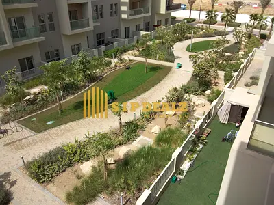 شقة واسعة مكونة من غرفتي نوم بإطلالة على الحديقة للبيع!