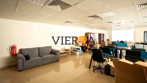 مكتب مجهز | تصميم مساحة عمل مفتوحة | موقع متميز