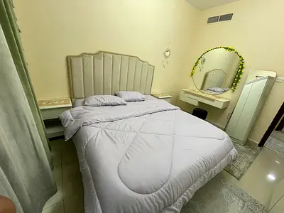 غرفه وصاله بالتعاون/مفروشه بالكامل/قريبه علي مخرج دبي/قريبه من الخدمات اليوميه