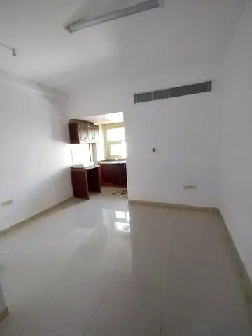 فرصة مميزة للإيجار السنوي في القليعة – الشارقة** 🔥عرض لفتره محدوده  ✨ **المواصفات:** 🏠 استديو واسع 🍽️ مطبخ منفصل