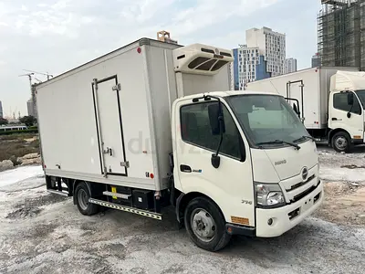 HINO 300 Refrigerated • Dhollandia tail lift • Like New