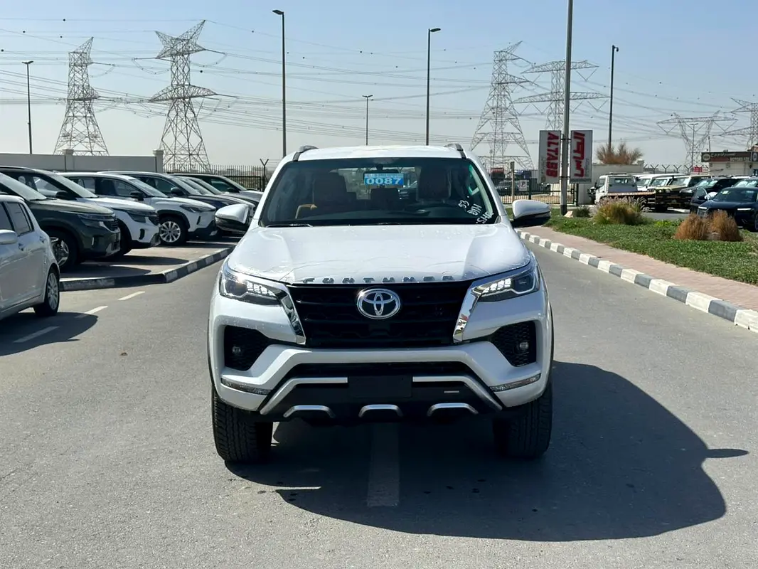 Toyota Fortuner 2026 — photo 1 of 18