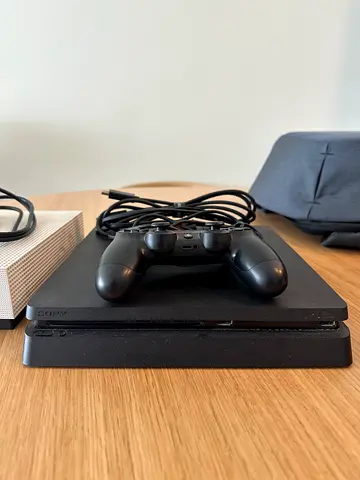 XBOX ONE S  1TB / PLAYSTATION 4 1TB